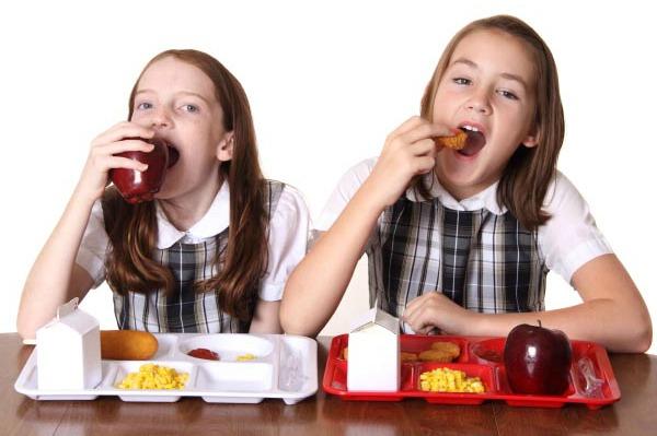 Kinderen lunchen op school