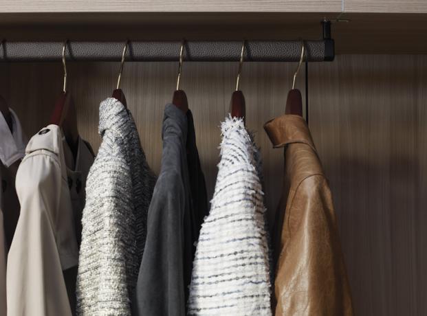 Kleider hängen an Kleiderbügeln von California Closets