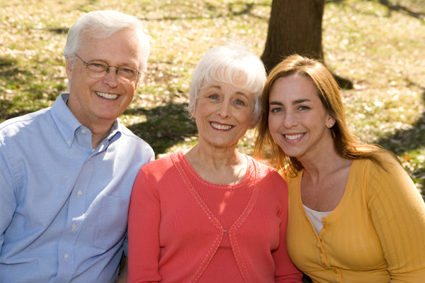 Erwachsene Frau mit älteren Eltern