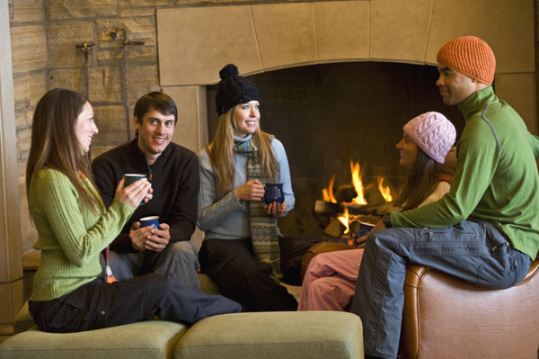 Gruppe von Freunden im gemeinsamen Urlaub in der Skihütte