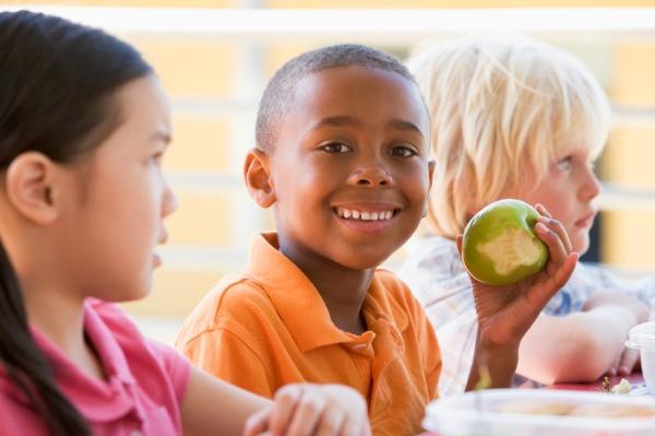 A gyerekek egészségesen táplálkoznak