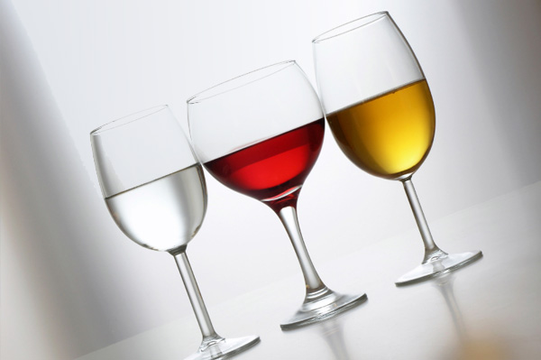 Три бокала для вина