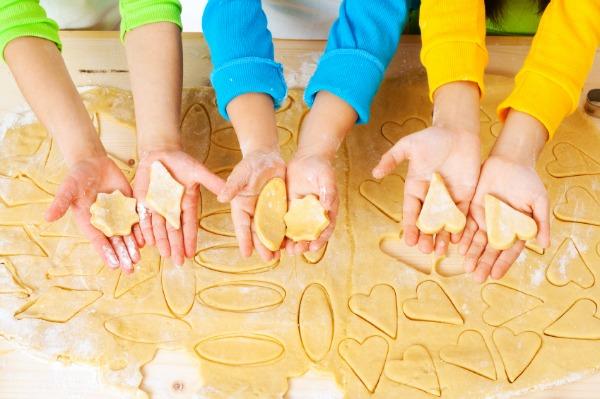 Kinder backen Kekse
