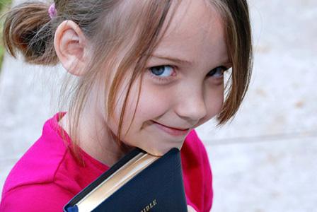Fiatal lány bibliával