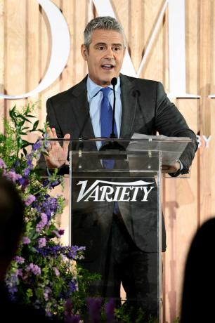 NEW YORK, NEW YORK - APRIL 04: Andy Cohen spreekt op het podium tijdens Variety's Power of Women gepresenteerd door Lifetime in The Grill op 4 april 2023 in New York City. (Foto door Dimitrios KambourisVariety via Getty Images)