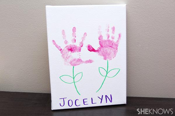 Поделка ко Дню матери - Цветочный холст с отпечатком руки