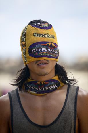 Woo Hwang mit verbundenen Augen für Survivor: Second Chance Challenge