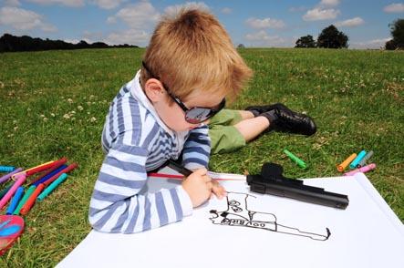 Дечак црта слику пиштоља