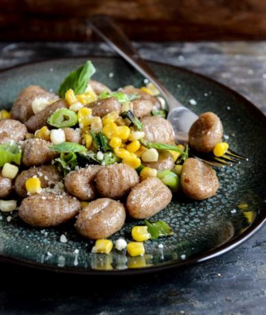 Izgara mısır ve yeşil soğan ile tavada kızarmış kahverengi tereyağı gnocchi