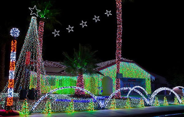 Божићна светлосна представа Симмонс Фамили'с Данцинг Цхристмас Лигхтс - Катедрала, Калифорнија