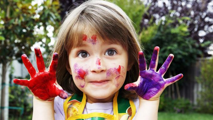 Gadis kecil dengan tangan berantakan