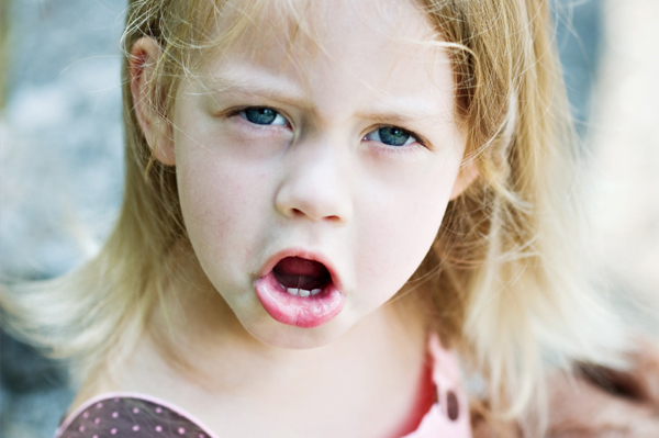 3-vuotias tyttö raivostuu