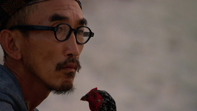 Tai Trang és Mark the chicken in Survivor: Kaoh Rong