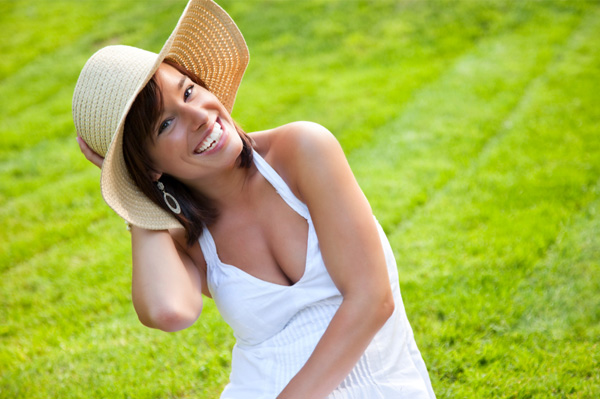 امرأة ترتدي قبعة الشمس والشمس