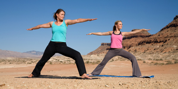 Dos mujeres en pose de yoga.