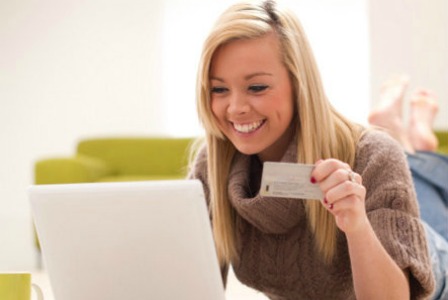 Mulher fazendo compras online na Black Friday