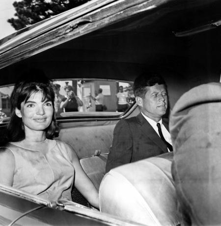 Jacqueline Kennedy in predsednik ZDA John F. Kennedyja na zadnjem sedežu avtomobila, ko zapuščata bolnišnico Otis Air Force Base, MA, avgust. 14, 1963. Pred tednom dni je prva dama rodila njunega prezgodaj rojenega sina Patricka Bouvierja Kennedyja, ki je dva dni pozneje umrl. (AP fotografija)