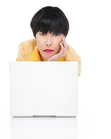 אישה משועממת מהמחשב הנייד | Sheknows.ca