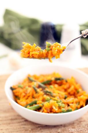 Parmesan-Butternusskürbis-Reis-Risotto mit Spargel und grünen Erbsen