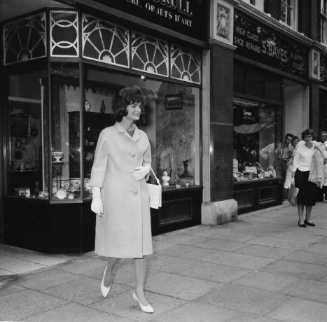 สุภาพสตรีหมายเลขหนึ่งของอเมริกา Jacqueline Kennedy (1929 - 1994) ออกจากร้านขายของเก่า 'Nevillus and Skull' ระหว่างเยือนลอนดอนเมื่อวันที่ 8 มิถุนายน 1961