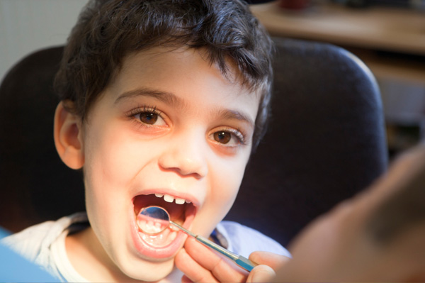 Dječak se oprema za aparatić za zube