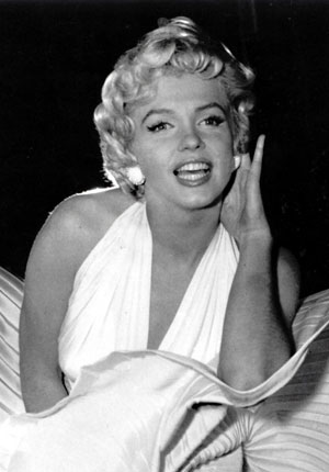 Marilyn Monroe de pie sobre la rejilla del metro en The Seven Year Itch 1955 WENN