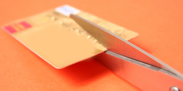 tijeras cortando tarjeta de crédito