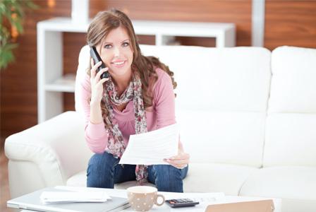 Vrouw onderhandelen over rekeningen op telefoon