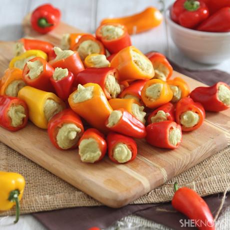 Mini pimientos rellenos de hummus de albahaca