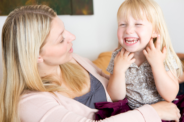 Mãe e filha rindo