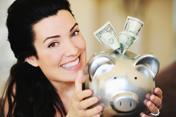 Lächelnde Frau spart Geld