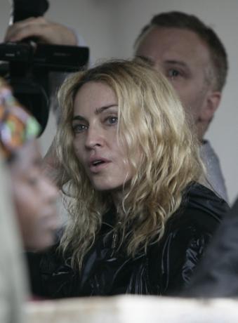 Madonna abandona el tribunal superior del país africano