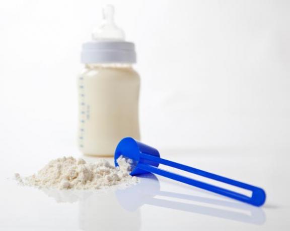 baby-formula-options-wtih-bottle