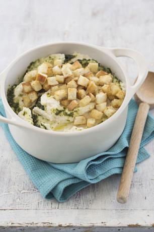 Purée de pommes de terre à l'ail avec fromage et garniture de croûtons