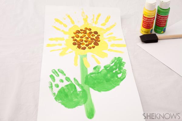 Занаят от слънчогледово семе с отпечатък на ръка