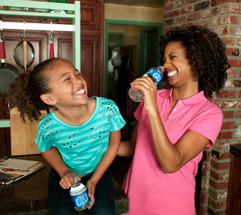 Mama a dcéra pijú vodu