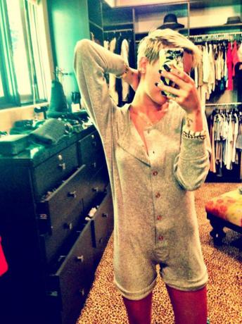 Miley Cyrus v onesie