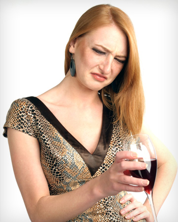 ქალი სვამს ცუდ ღვინოს