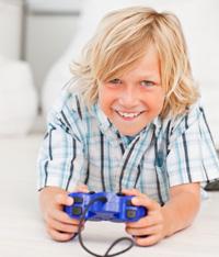 Bērns spēlē videospēles