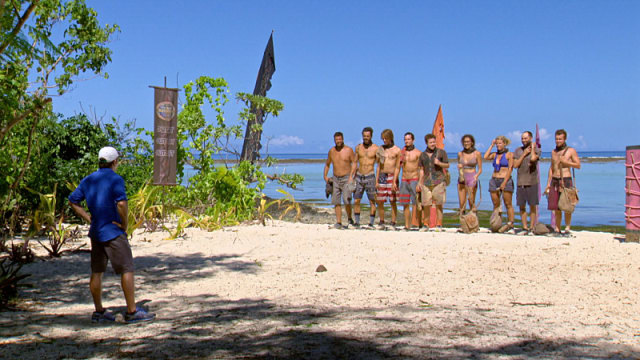 Jeff Probst com os 9 náufragos finais em Survivor: Millennials vs. Gen-X