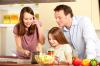 5 порад, як змусити дітей готувати їжу - SheKnows