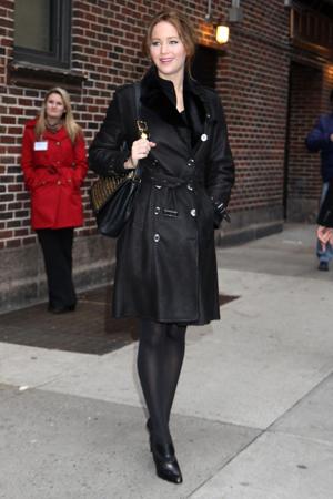 Jennifer Lawrence in einem schwarzen Mantel