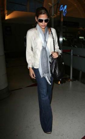 Eva Mendes verlaat LAX in flare-jeans