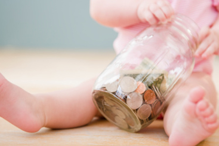 Bayi dengan toples uang | Sheknows.com