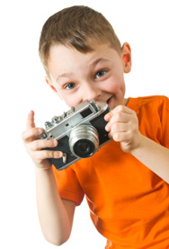 Uśmiechnięty dzieciak z aparatem