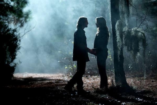 Rebekah trifft jemanden im Wald bei The Originals