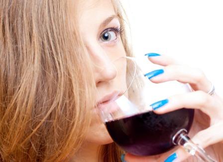 Adolescente bebendo vinho