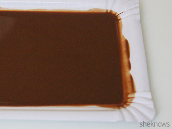 Giet chocolade op een bord om een ​​dunne bodem te maken