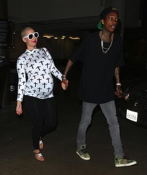 Amber Rose grūtniece pastaigājas ar Wiz Khalifa.