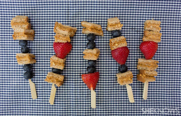 Brochetas de mantequilla de maní y frutas